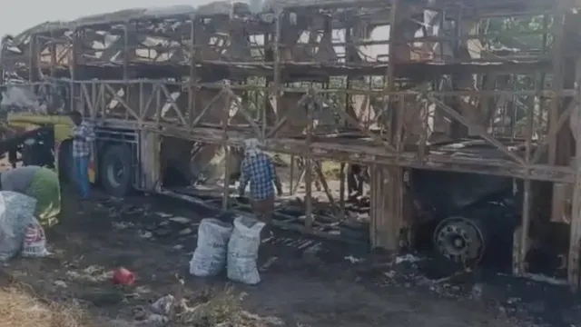 Kurnool Bus Accident :  తూ ..  ఏం మనుషులు రా మీరు...  శవాల మీద పేలాలు ఏరుకోవటం అంటే ఇదే!