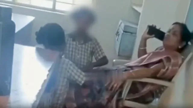 Teacher : పాఠాలు చెప్పకుండా ఇదేం పని పంతులమ్మ.. సోషల్ మీడియాలో వీడియో వైరల్