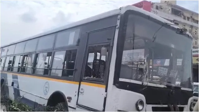 Bus Accident: చేవెళ్ల ఘటన మరవకముందే తెలంగాణలో మరో ఆర్టీసీ ప్రమాదం.. డివైడర్ ఎక్కడంతో స్పాట్‌లో..!