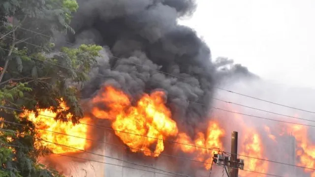 Sangareddy : సంగారెడ్డి  పరిశ్రమలో భారీ అగ్నిప్రమాదం.. భయంతో పరుగులు తీసిన జనం