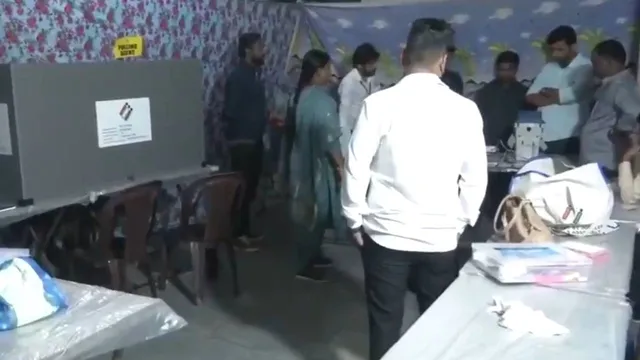 Jubilee Hills By Poll 2025:  మొరాయించిన EVMలు.. రహమత్ నగర్, షేక్ పేట్ లో ఆగిపోయిన పోలింగ్!