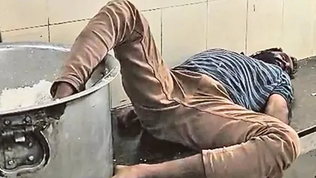 Telangana: ప్రభుత్వ కాలేజీలో వాచ్‌మెన్ అరాచకం.. మద్యం మత్తులో అన్నం పాత్రలో కాలు పెట్టి నిద్ర!