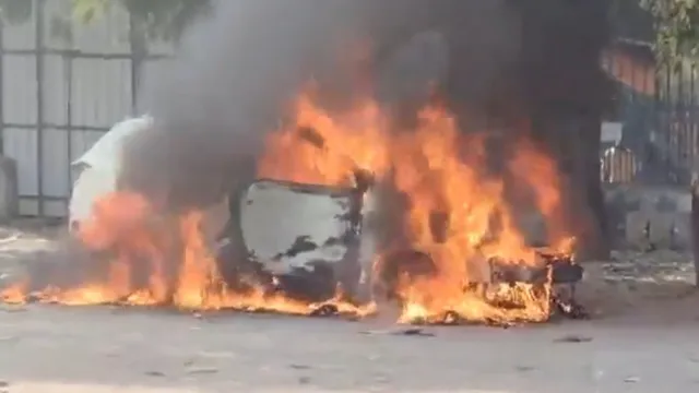 BREAKING: హైదరాబాద్‌లో ఎలక్ట్రిక్‌ కారు దగ్ధం.. VIDEO