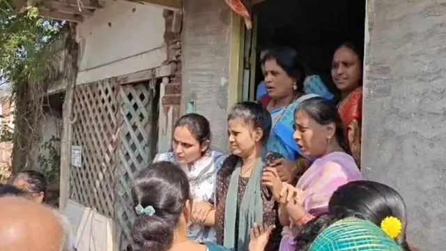 Srikakulam : బయటకు వెళ్తే చంపేస్తారని.. రెండేళ్లుగా కూతురిని బంధించిన తల్లి!