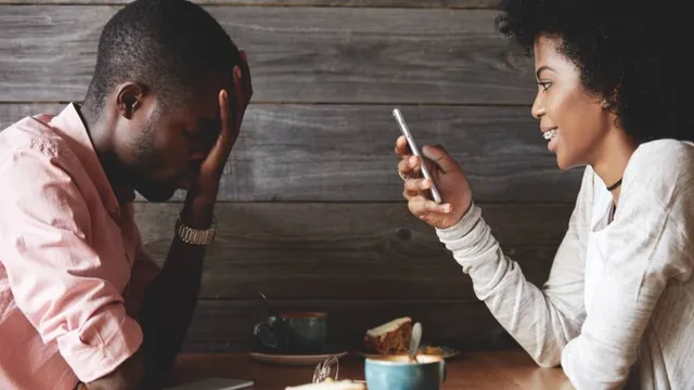 Phubbing Explainer: ఫబ్బింగ్ గబ్బు.. సంబంధాలు, సంసారాలను నాశనం చేస్తున్న కొత్త ట్రెండ్!