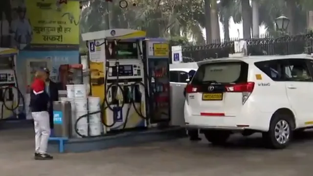ఢిల్లీలో అది ఉంటేనే పెట్రోల్, డీజిల్.. లేకుంటే నడవాల్సిందే!!