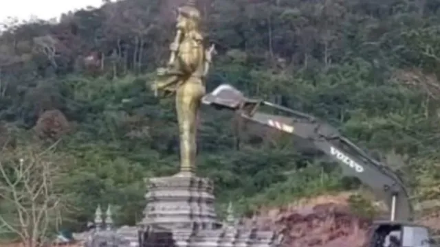 Cambodia Hindu Deity Statue Demolition : థాయ్-కంబోడియా సరిహద్దు వివాదం.. హిందూ దేవుడి విగ్రహం కూల్చివేత