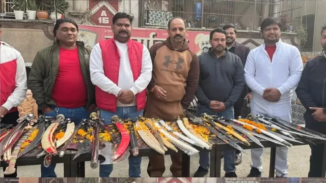 క‌త్తులు పంచిన హిందూ నేతల వీడియో వైర‌ల్.. 10 మంది అరెస్ట్