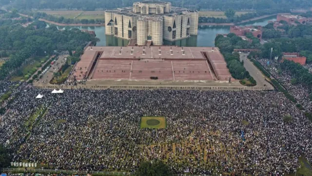 భారీ భద్రత నడుమ ఖిలిదా అంత్యక్రియలు.. తరలివచ్చిన వేలాది జనం