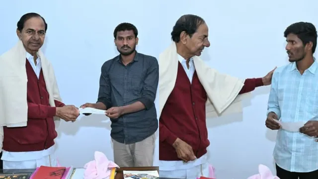 KCR : మరోసారి దాతృత్వాన్ని చాటుకున్న కేసీఆర్.. పేద విద్యార్థులకు సాయం