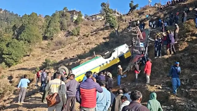 Himachal Pradesh : లోయలో పడిన టూరిస్టు బస్సు.. స్పాట్‌లో 30 మంది...