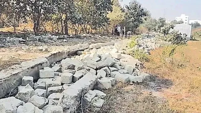 Land Mafia: కొల్లూరులో అర్ధరాత్రి భూ మాఫియా వీరంగం..సెక్యూరిటీ గార్డులపై దాడి చేసి..