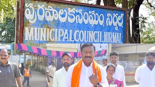 Breaking : బీజేపీ ఫ్లోర్ లీడర్ కు బిగ్‌ షాక్‌..ఆయన ఇలాకాలో కాంగ్రెస్ జెండా