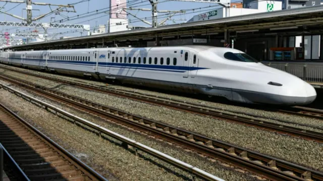 Andhra Pradesh: రైల్వే ప్రయాణికులకు గుడ్‌న్యూస్‌.. విజయవాడ-వైజాగ్ మధ్య బుల్లెట్ రైల్..