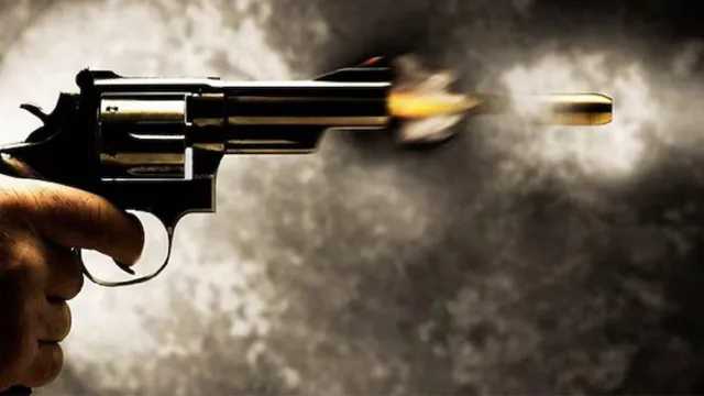 Vijayawada Firing Incident : విజయవాడలో కాల్పుల కలకలం..తుపాకీతో పోలీసులపైకి ...