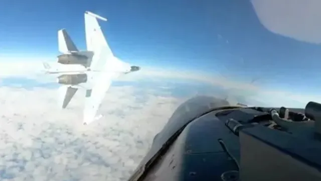 America: అమెరికా సరిహద్దుల్లోకి దూసుకొచ్చిన రష్యా ఫైటర్‌ జెట్‌!