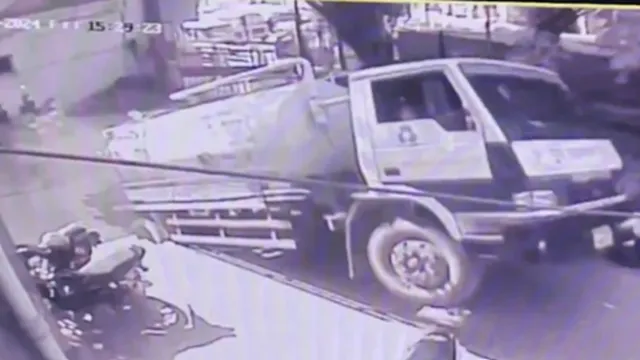 Pune: ట్యాంకర్‌ ను మింగేసిన రోడ్డు!