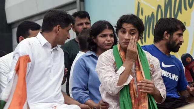 BREAKING:వెనుకంజలో రెజ్లర్‌ వినేశ్‌ ఫొగాట్‌