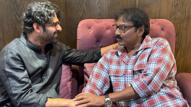 వినాయక్ తో ప్రభాస్.. డైరెక్టర్ లుక్ చూసి షాకవుతున్న నెటిజన్స్