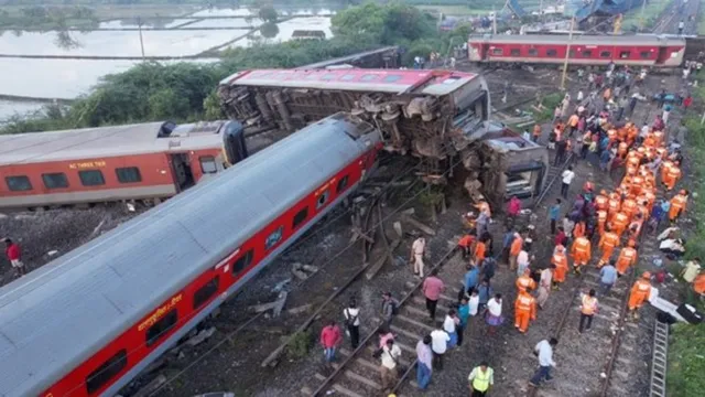 BREAKING: పట్టాలు తప్పిన మరో రైలు!