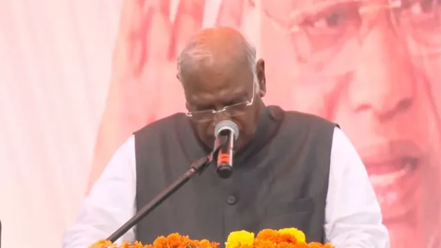 ఎన్నికల ప్రచారంలో అస్వస్థతకు గురైన మల్లికార్జున ఖర్గే.. వీడియో వైరల్