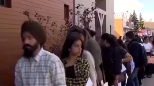 Canada: కెనడాలో వెయిటర్‌ ఉద్యోగం కోసం ఎగబడుతున్న వేల మంది భారతీయులు!