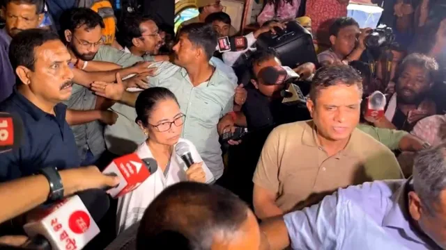 Mamata benarjee: వైద్యుల నిరసన శిబిరానికి వెళ్లిన సీఎం మమతా బెనర్జీ..