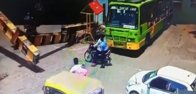 ఓ మైగాడ్‌.. సడెన్‌ గా కూలిన ఐరన్ పిల్లర్