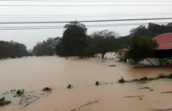 గ్రామాన్ని ముంచేసిన వరద..బిల్డింగులు, చెట్లెక్కి ప్రాణాలు కాపాడుకున్న ప్రజలు!