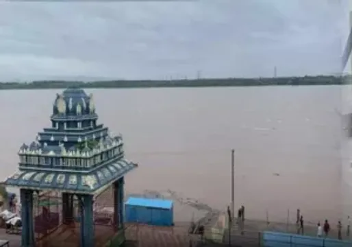 పోటెత్తిన గోదావరి..రాములోరి గుడి చుట్టూ నీళ్లు..మొదటి ప్రమాద హెచ్చరిక జారీ!