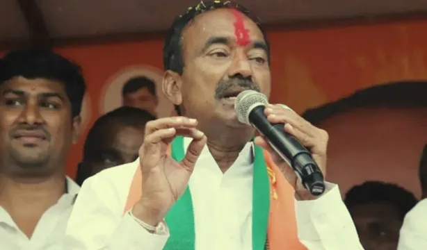 తెలంగాణలో అధికారం ఒకే కుటుంబం చేతిలో ఉంది...!