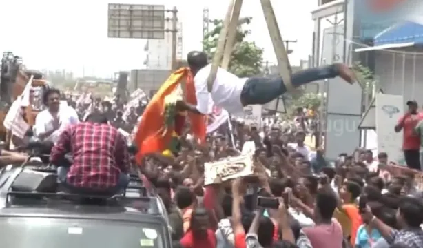 ఇదేం అభిమానం రా బాబూ..  పవన్‌కు ఎలా స్వాగతం చెప్పాడంటే..