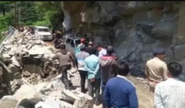 ఉత్తరాఖండ్ లో కొండ చరియల మధ్య చిక్కుకున్న యమునోత్రి యాత్రికులు!