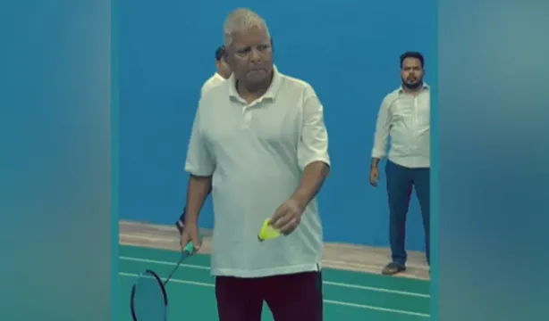 బ్యాడ్మింటన్ ఆడిన లాలూ.... వీడియో వైరల్....!