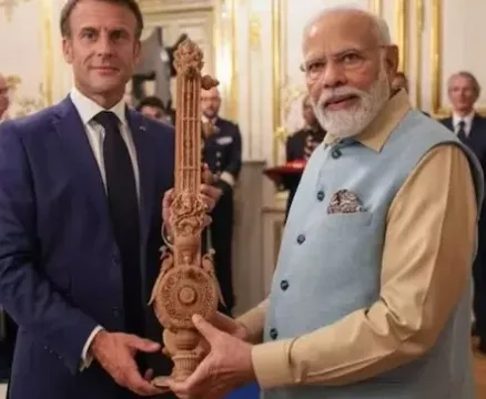 పోచంపల్లి ఇకత్ చీరను ఫ్రాన్స్‌ ప్రథమ మహిళకు బహూకరించిన ప్రధాని మోదీ