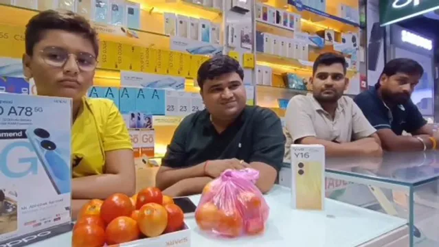 స్మార్ట్ ఫోన్ కొన్నవారికి 2 కిలోల టమాటాలు ఫ్రీ.. అంటున్న షాపు యజమాని