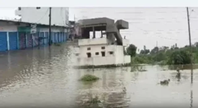 దంచి కొట్టిన వర్షానికి..చెరువుల్లా మారిన లోతట్టు ప్రాంతాలు!