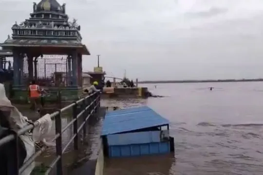 AP Floods 2023 : ఉగ్రరూపం దాల్చుతున్న గోదావరి, అలర్ట్ అయిన అధికారులు..
