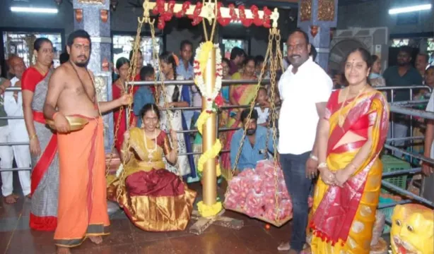 Tomatoes Thulabharam: టమాటాలతో తులాభారం.. ఆ క్రేజ్ అలాంటిది మరి