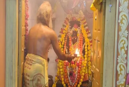 టమాటాల ధర తగ్గాలని.. 508 టమాటాలతో అమ్మవారికి పూజ