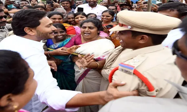 వరదల్లో ఎస్ఐ సాహసోపేత రెస్య్కూ ఆపరేషన్.. మెడల్ కి సిఫార్సు చేసిన ఏపీ సీఎం