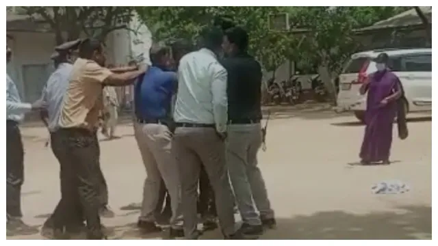 ఏబీవీపీ నాయకులపై దాడికి దిగిన శ్రీనిధి యజమాన్యం