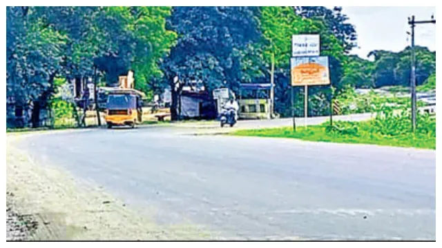 Adilabad: రహదారులు కావు.. మృత్యుదారులు