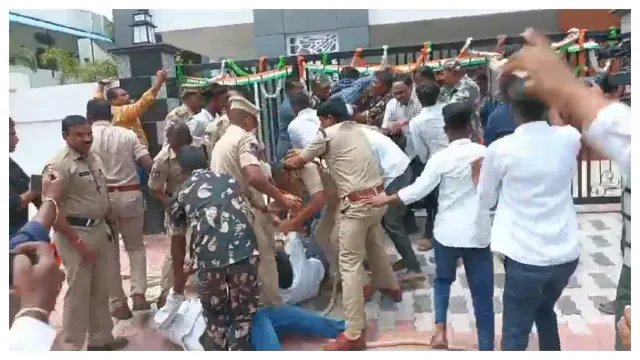 కరీంనగర్‌లో ఉద్రిక్తత.. మంత్రి కార్యాలయం ముట్టడికి ఏబీవీపీ యత్నం