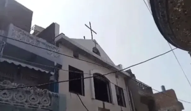 పాకిస్తాన్‌లో చర్చిపై దుండ‌గుల దాడి, అప్రమత్తమైన పోలీసులు
