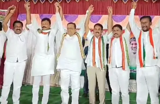 కొల్లాపూర్ కాంగ్రెస్‌లో ఆసక్తికర పరిణామం.. చేతులు కలిపిన నాయకులు