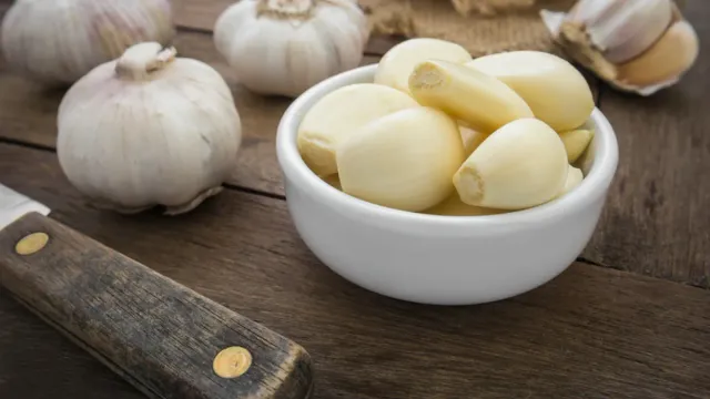 Garlic Health Benefits: ఖాళీ కడుపుతో వెల్లుల్లి తింటున్నారా.. అయితే ఈ విషయాలు తెలుసుకోండి!!