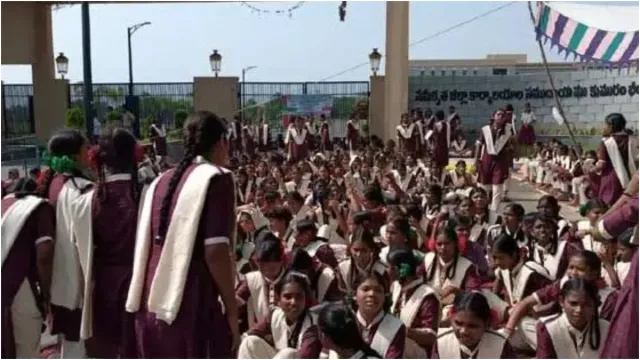 Komuram Bheem Asifabad:టార్చర్ పెడుతున్న ఈ ప్రిన్సిపల్ మాకొద్దు..రోడ్డెక్కిన విద్యార్థినులు!