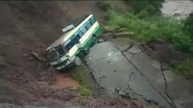 లోయలో పడిన బస్సు... 14 మంది ప్రయాణికులకు..!