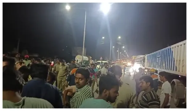 కాకినాడలో లిక్కర్ వాహనం బోల్తా.. అందినకాడికి ఎత్తుకెళ్లిన మందుబాబులు!!